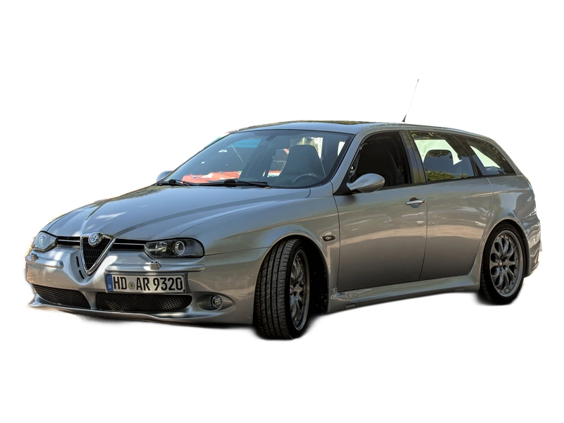 Silberner Alfa Romeo 156 Sportwagon GTA auf weißem Hintergrund
