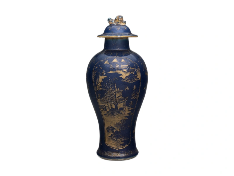 Chinesische Deckelvase mit blauem Grund und goldfarbenem Dekor
