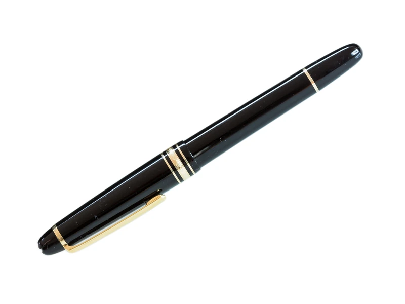Schwarzer Montblanc-Meisterstück-Füllfederhalter mit aufgesetzter Kappe
