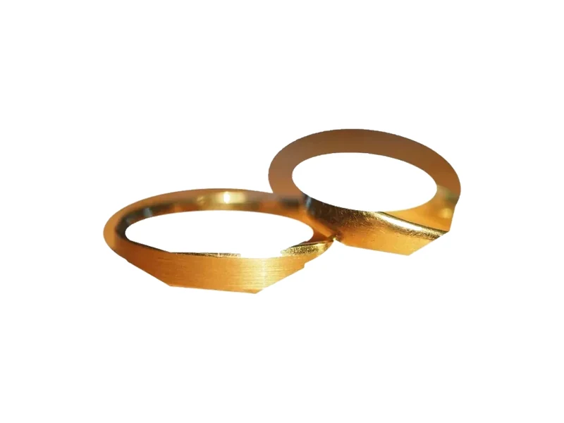 Zwei getragene Eheringe aus Gelbgold