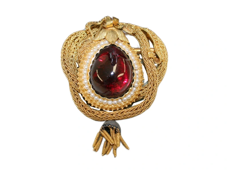 Goldbrosche mit Granat und Perlen