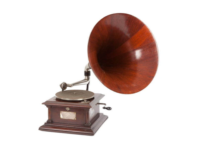 Historisches Victor-IV-Grammophon mit Holztrichter
