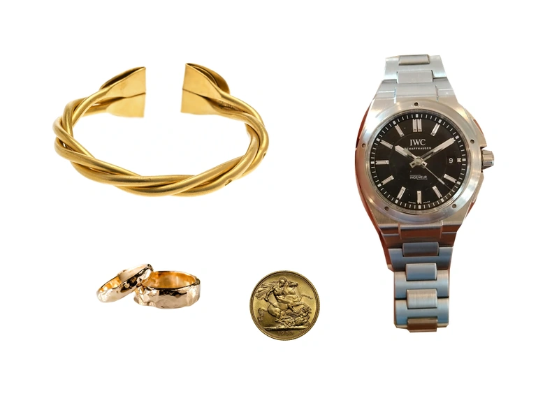 Fotografierte Einzelstücke aus Schmuck, Uhr und Münze, zusammengestellt als Nachlassbeispiel