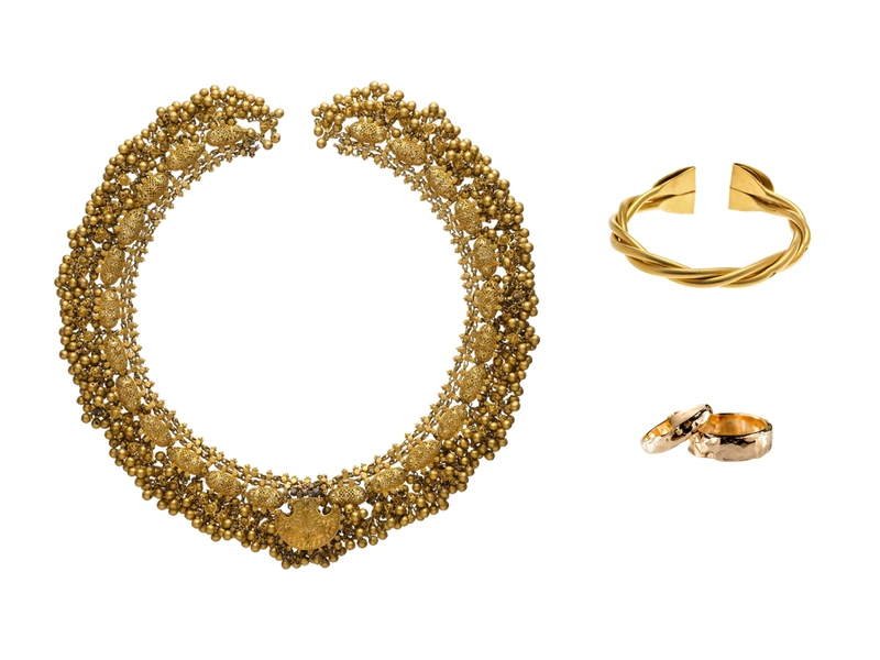 Auswahl aus fotografiertem Goldcollier, Armreif und Ringen