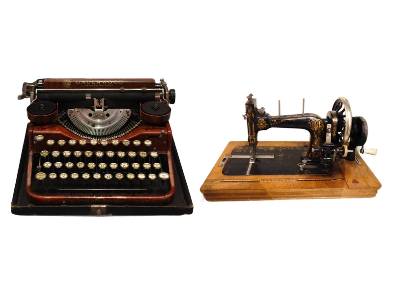 Fotografierte historische Schreibmaschine und Nähmaschine, zusammengestellt als Beispiel