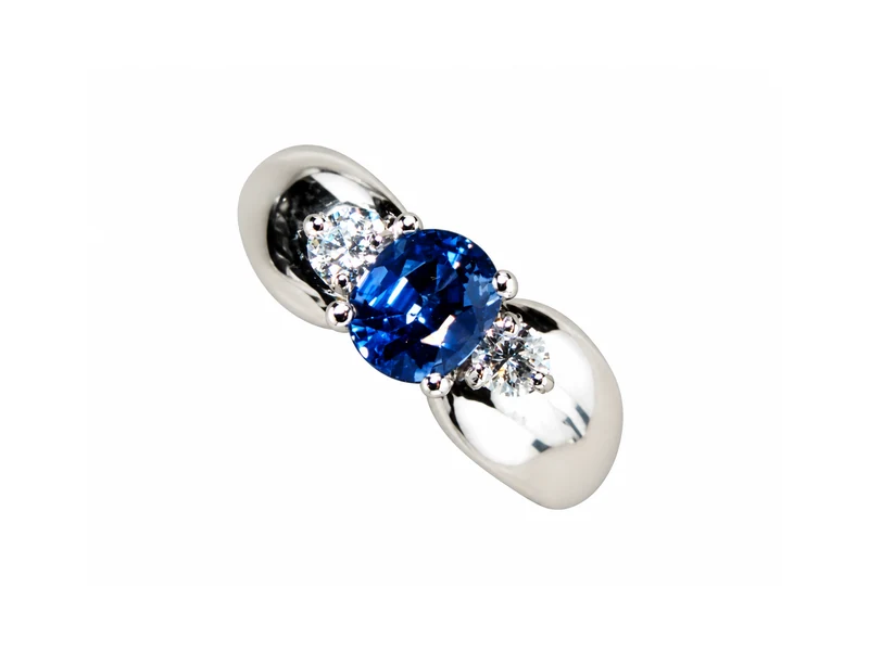 Illustration eines Rings mit Saphir und Diamanten nach Fotografie