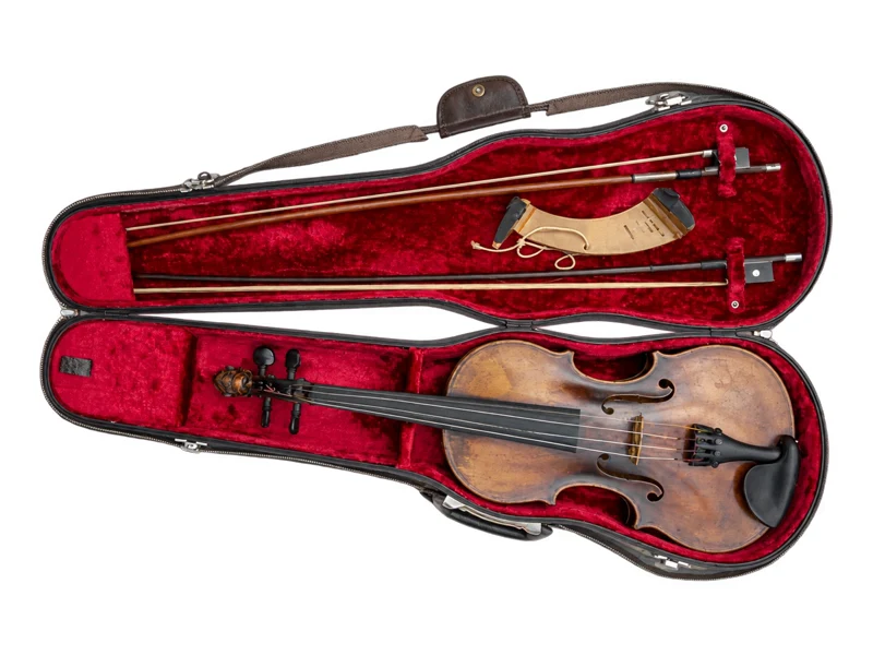 Feine Violine mit zwei Bögen im geöffneten Kasten – KI-gestützte Illustration nach Fotografie