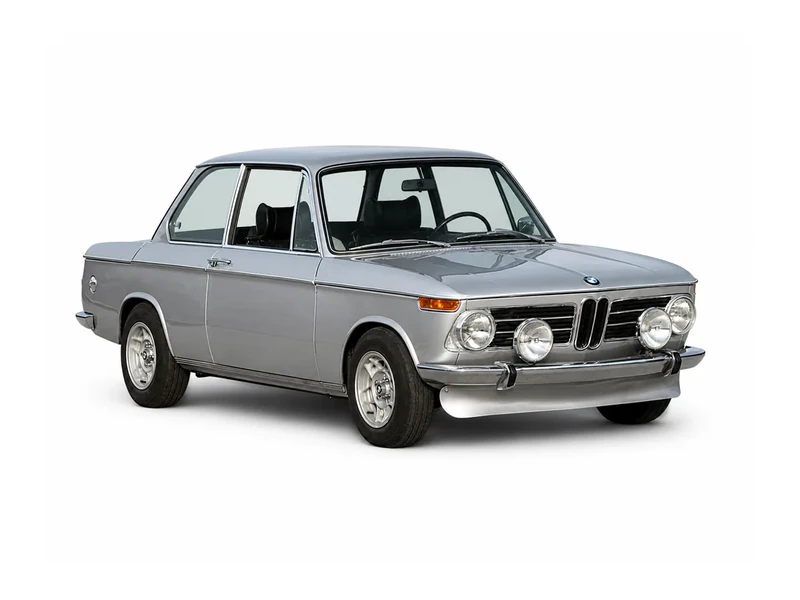 Silberner klassischer BMW 2002 TI auf weißem Hintergrund