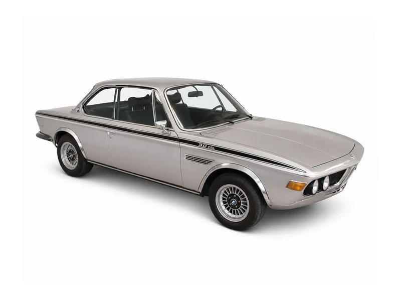 Silbernes BMW 3.0 CSL Coupé der Baureihe E9 auf weißem Hintergrund