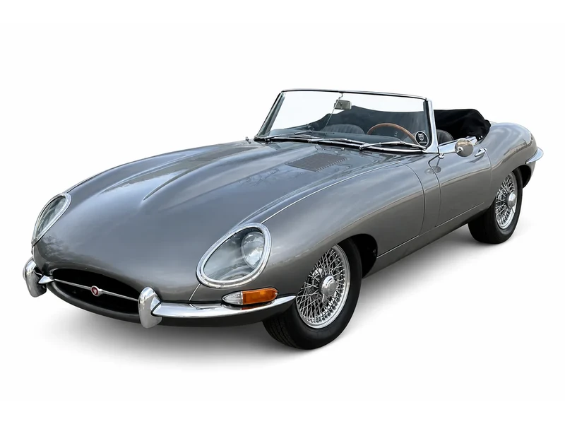 Grauer klassischer Jaguar E-Type Roadster auf weißem Hintergrund