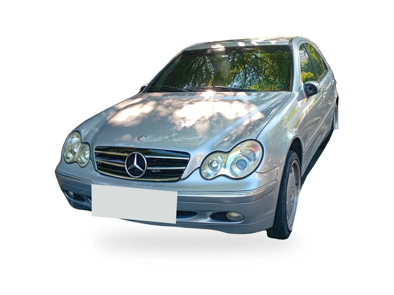 Silberner Mercedes-Benz C 200 Kompressor W203 von 2001 auf weißem Hintergrund
