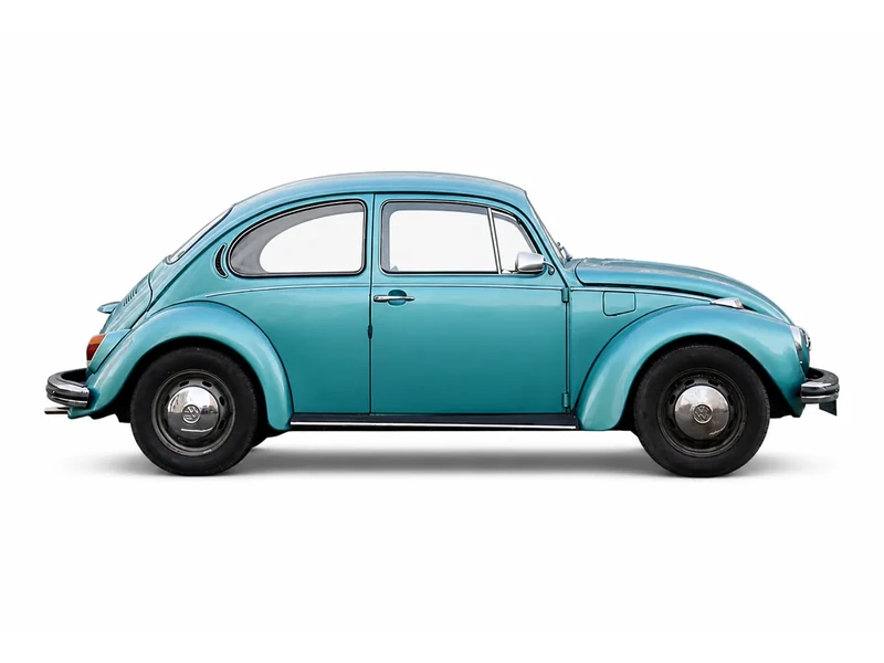 Türkisfarbener klassischer Volkswagen Käfer auf weißem Hintergrund