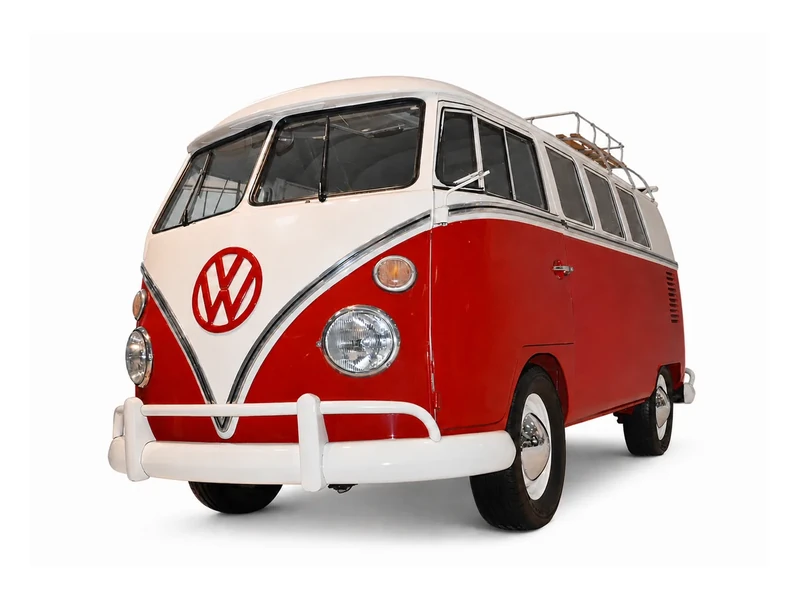 Rot-weißer Volkswagen T1 Samba Bus auf weißem Hintergrund